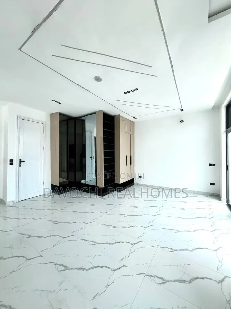 5bdrm Duplex in Ikota for sale in Ikota