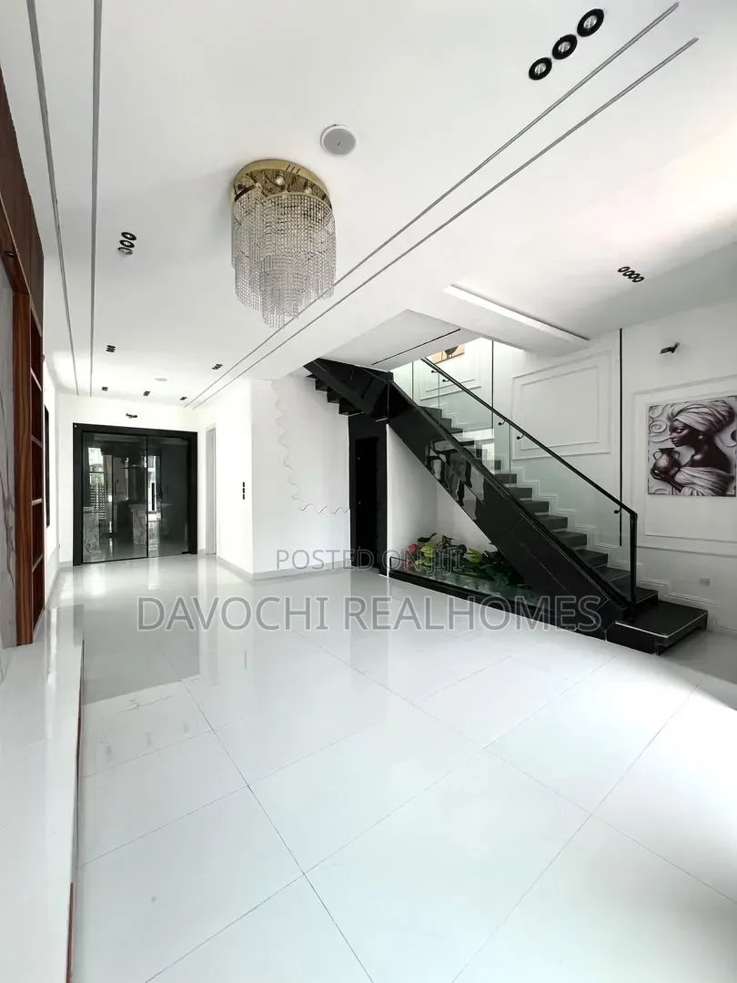 5bdrm Duplex in Ikota for sale in Ikota