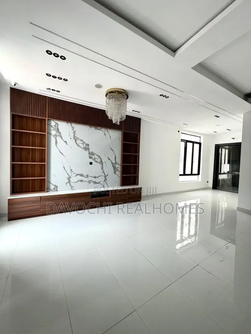 5bdrm Duplex in Ikota for sale in Ikota