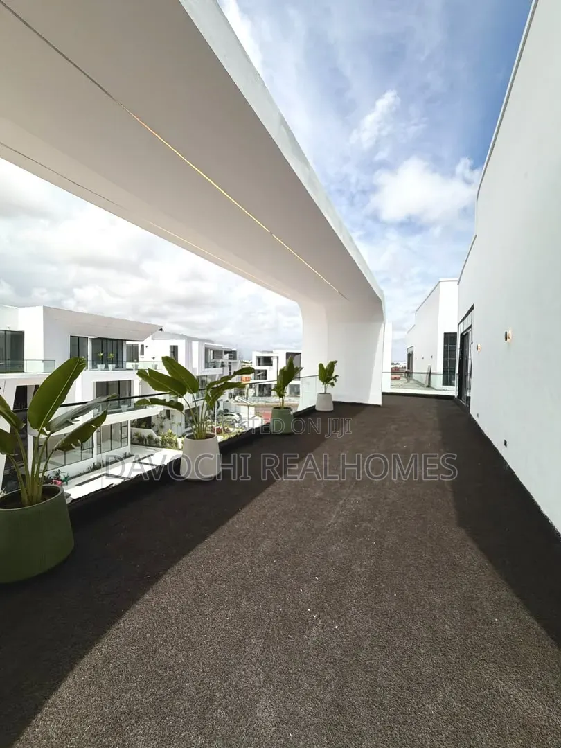 5bdrm House in Osapa london for sale in Osapa london