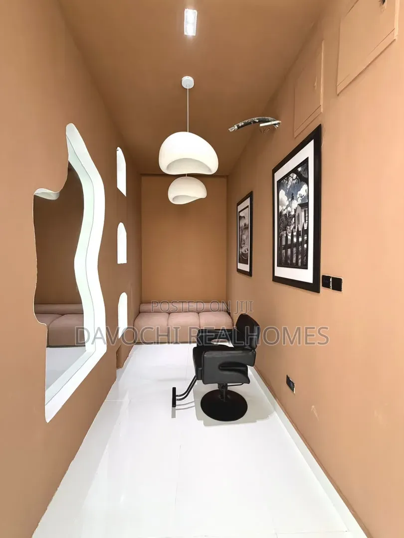5bdrm House in Osapa london for sale in Osapa london