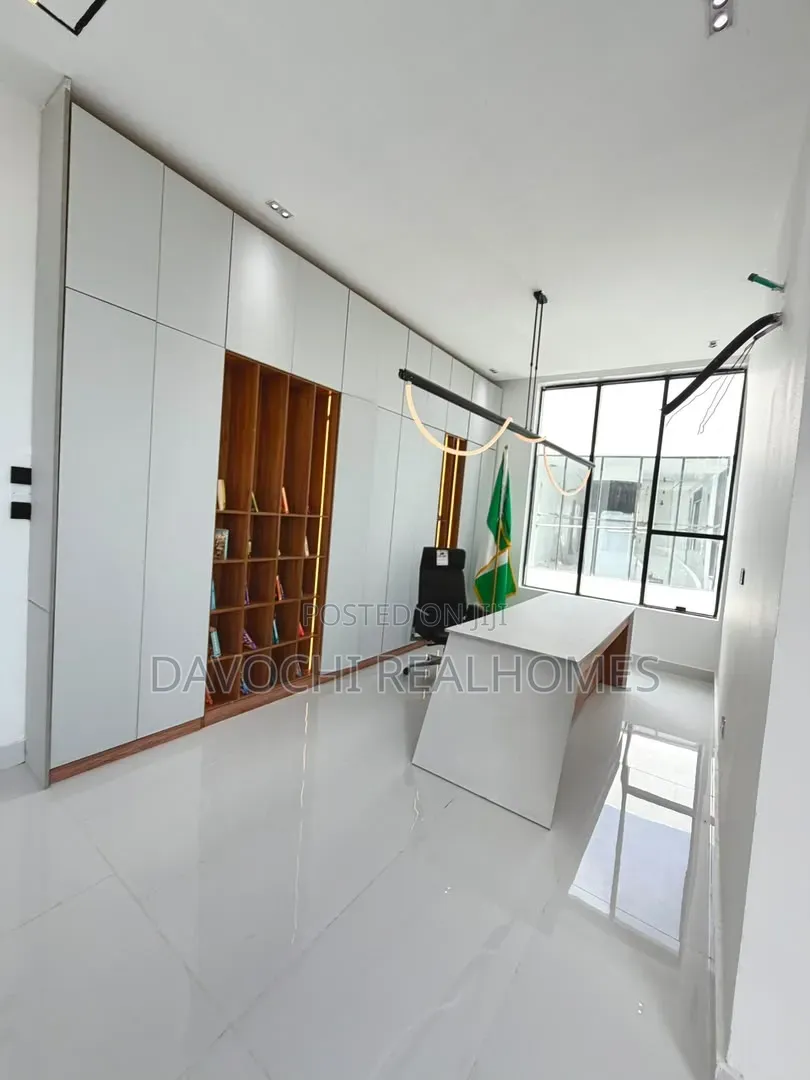 5bdrm House in Osapa london for sale in Osapa london