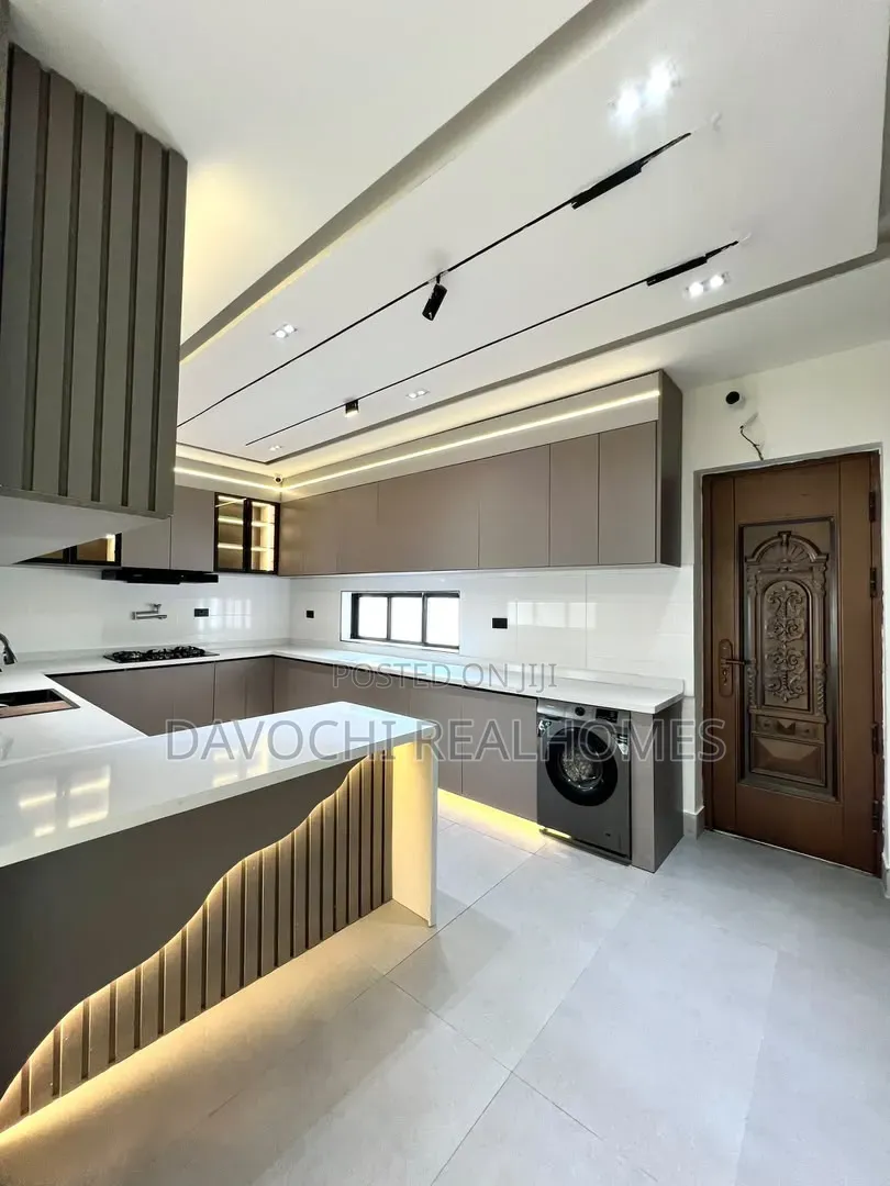 5bdrm Duplex in Lekki Phase 1 for sale in Lekki Phase 1