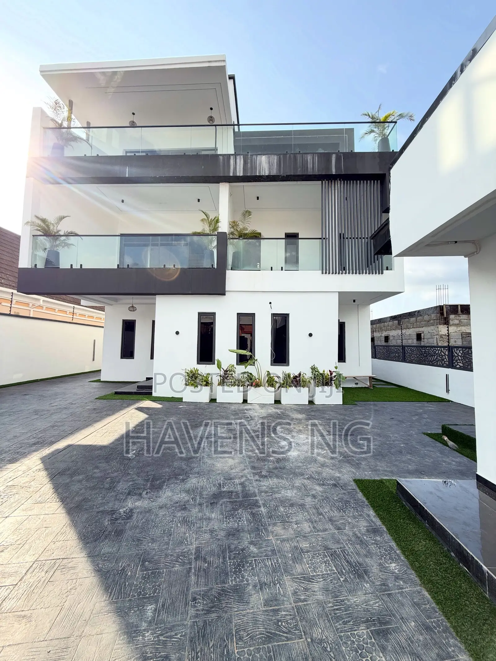 5bdrm Duplex in Life Camp for sale in Life Camp