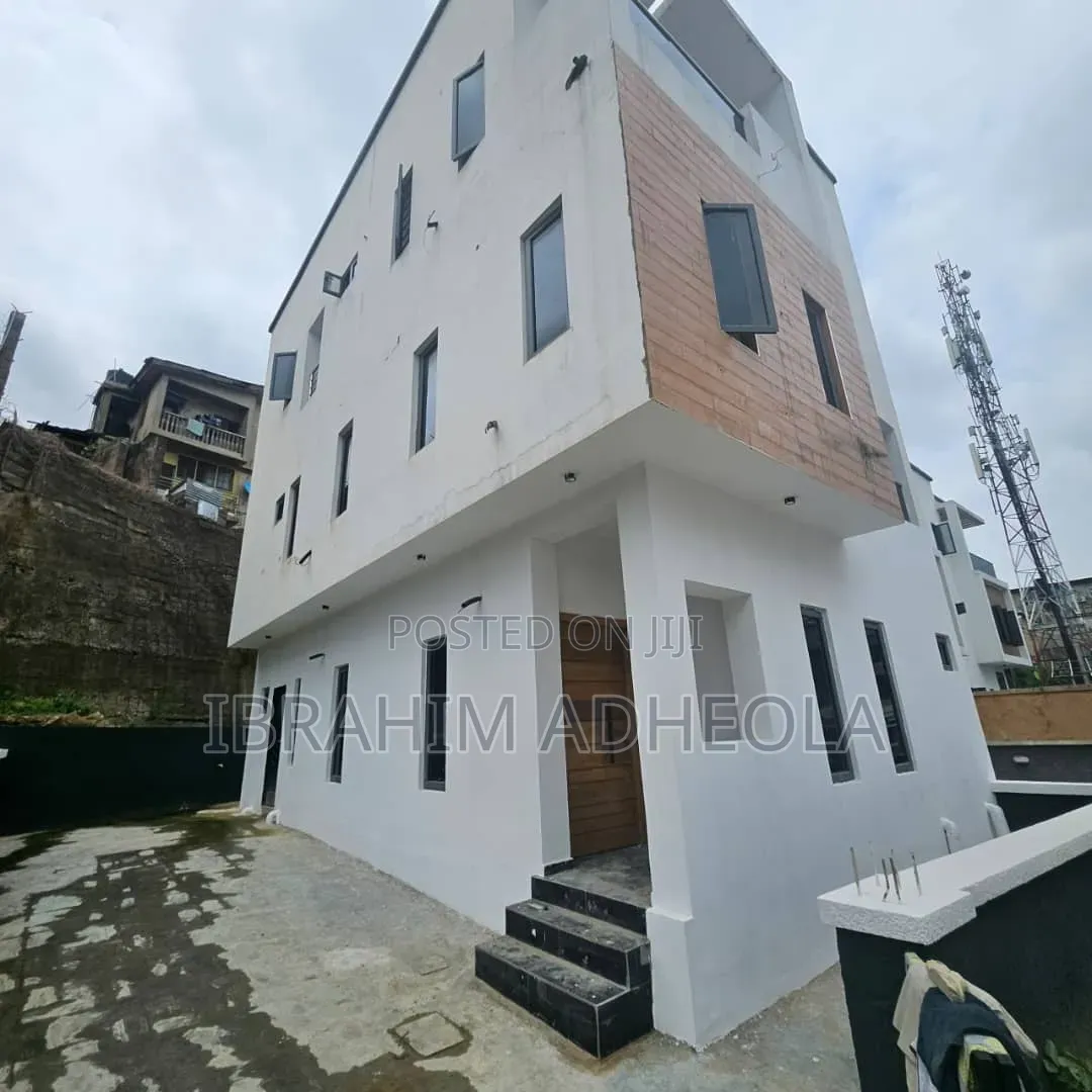 5bdrm Duplex in Magodo Phase 2 for sale in GRA Phase 2 Shangisha