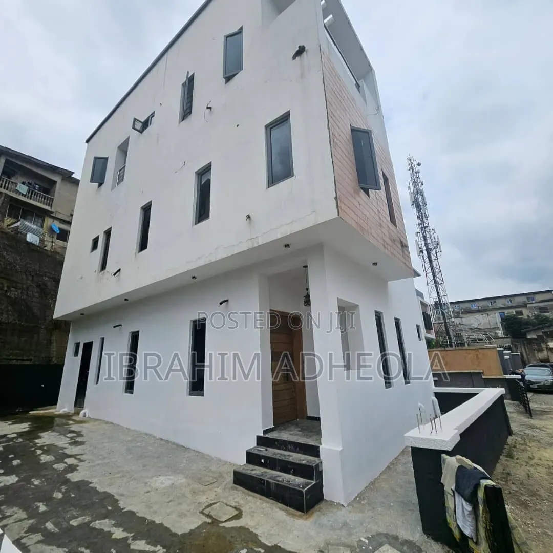 5bdrm Duplex in Magodo Phase 2 for sale in GRA Phase 2 Shangisha