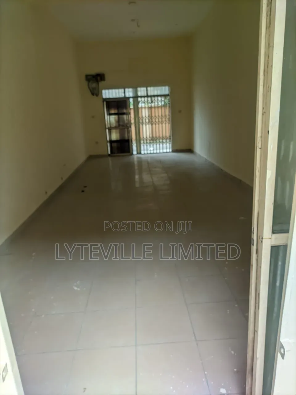 Shop Space 40sqm in Utako