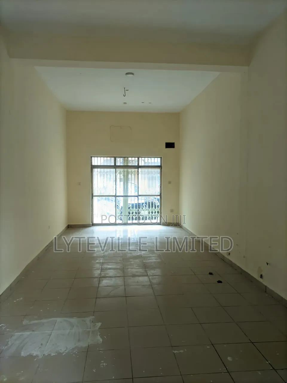 Shop Space 40sqm in Utako