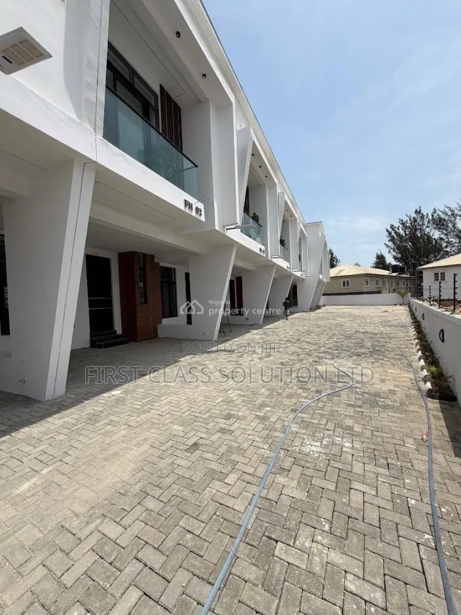 3bdrm Duplex in Ikota for sale in Ikota