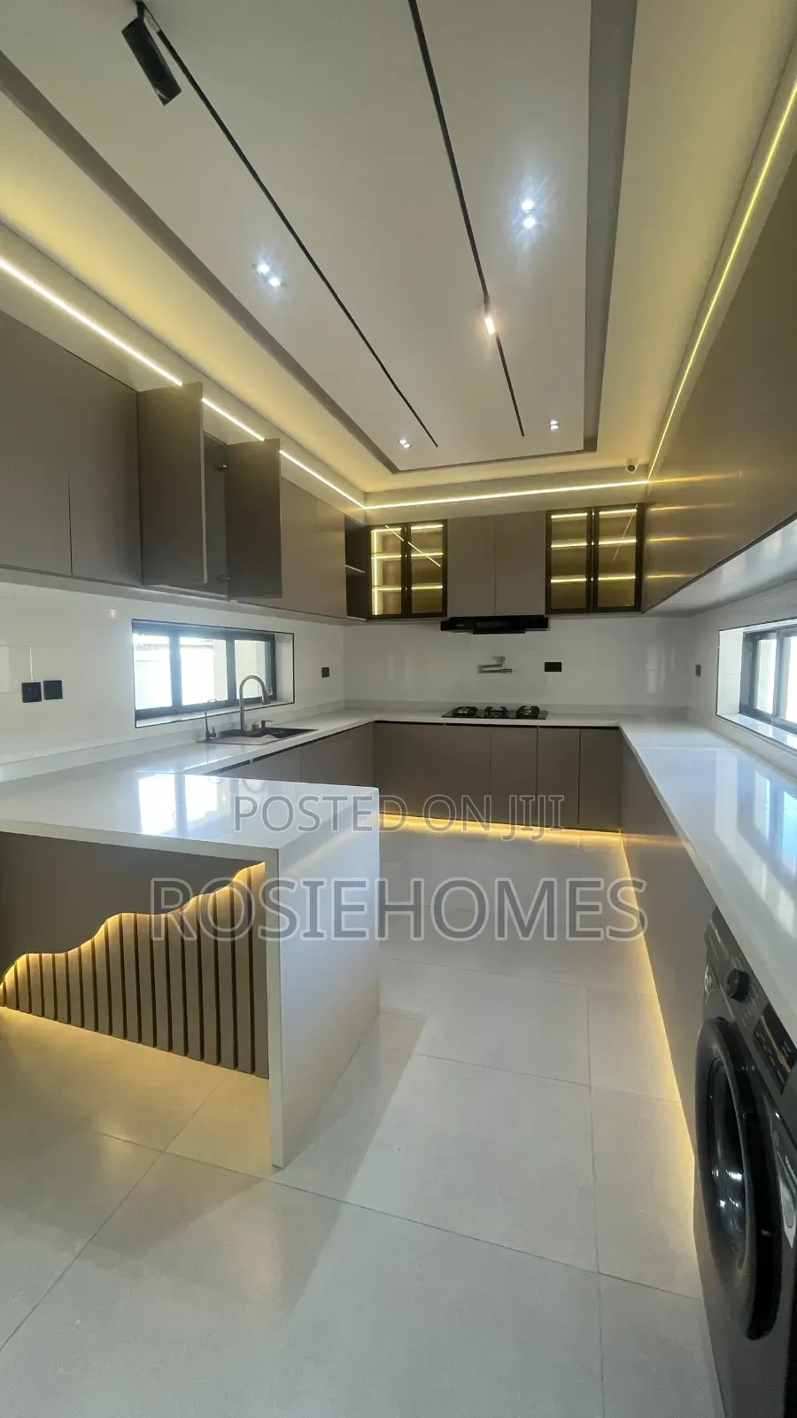5bdrm Duplex in Lekki Phase 1 for sale in Lekki Phase 1