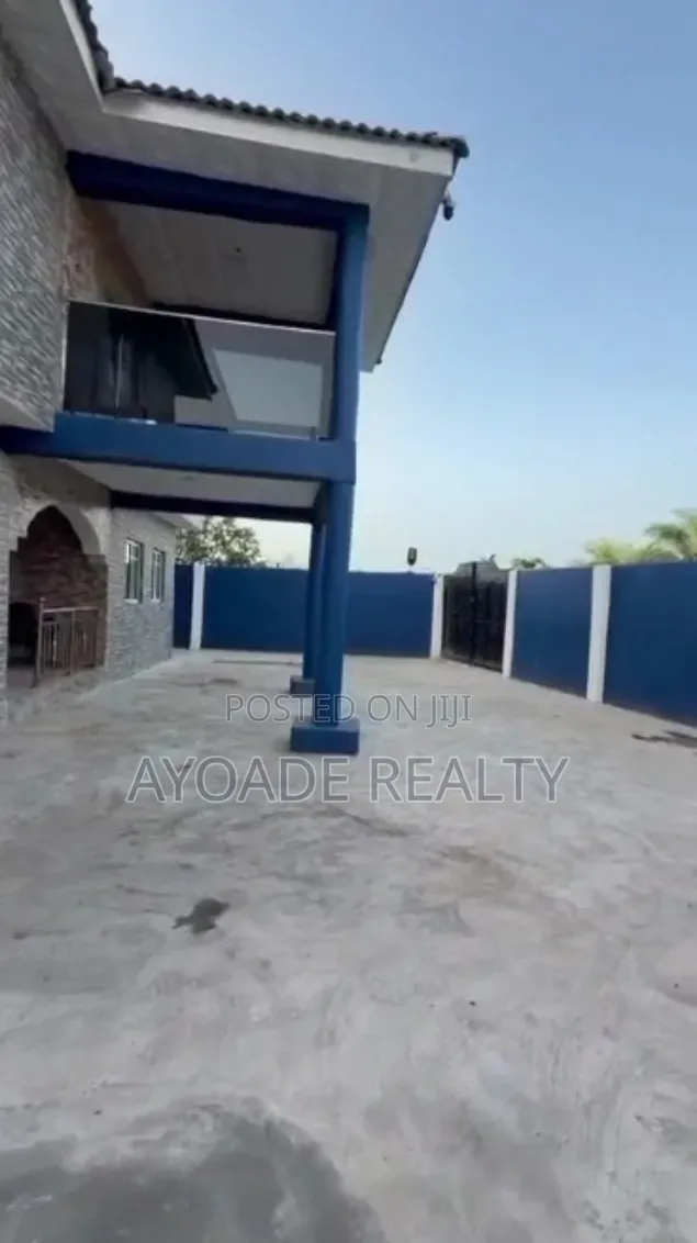 10bdrm Mansion in Atican, Ado / Ajah for sale in Ado / Ajah