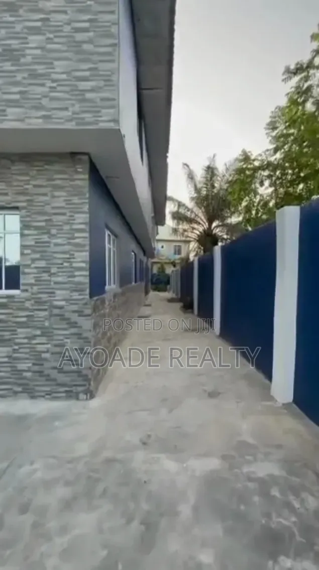 10bdrm Mansion in Atican, Ado / Ajah for sale in Ado / Ajah