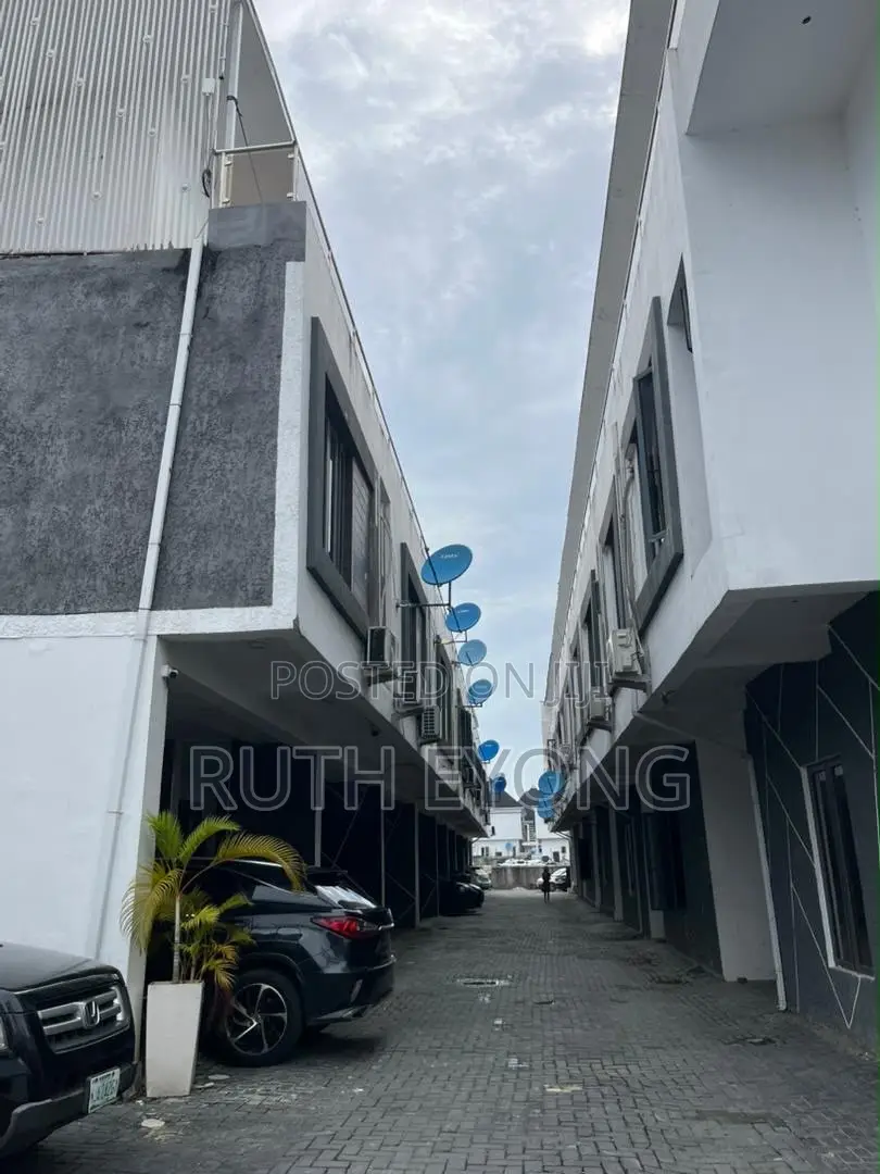 3bdrm Penthouse in Lekki County, Ikota for sale in Ikota