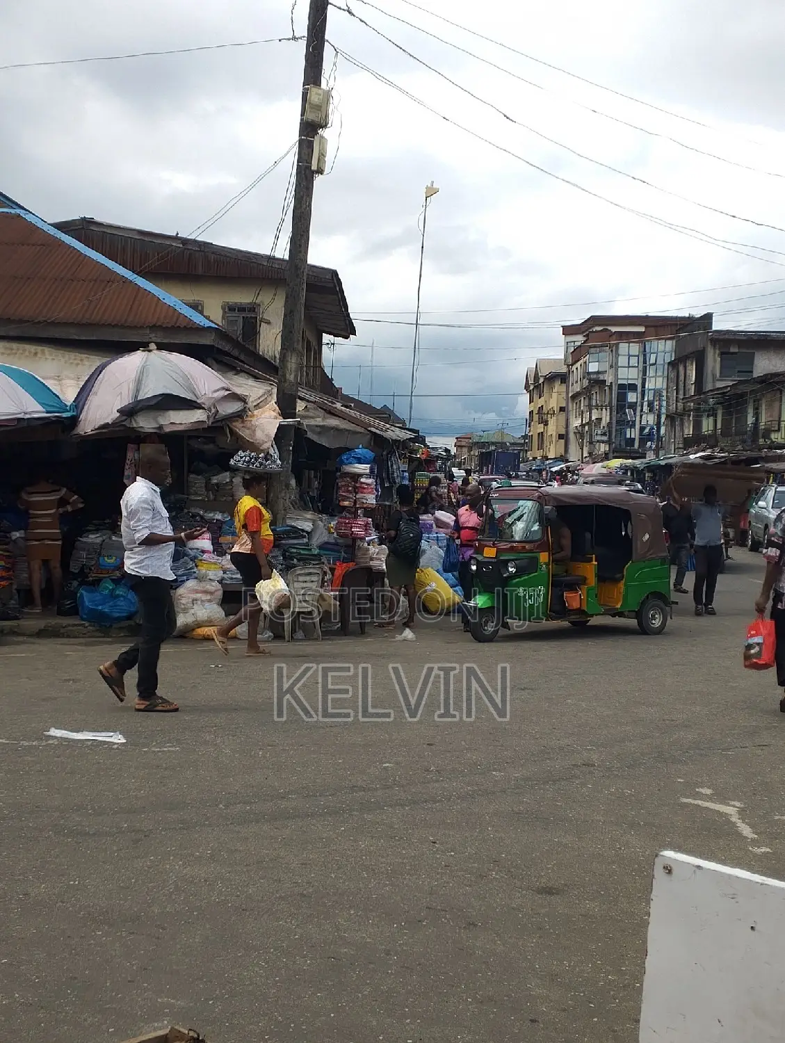 Bungalow With 16 Shops in Aba South