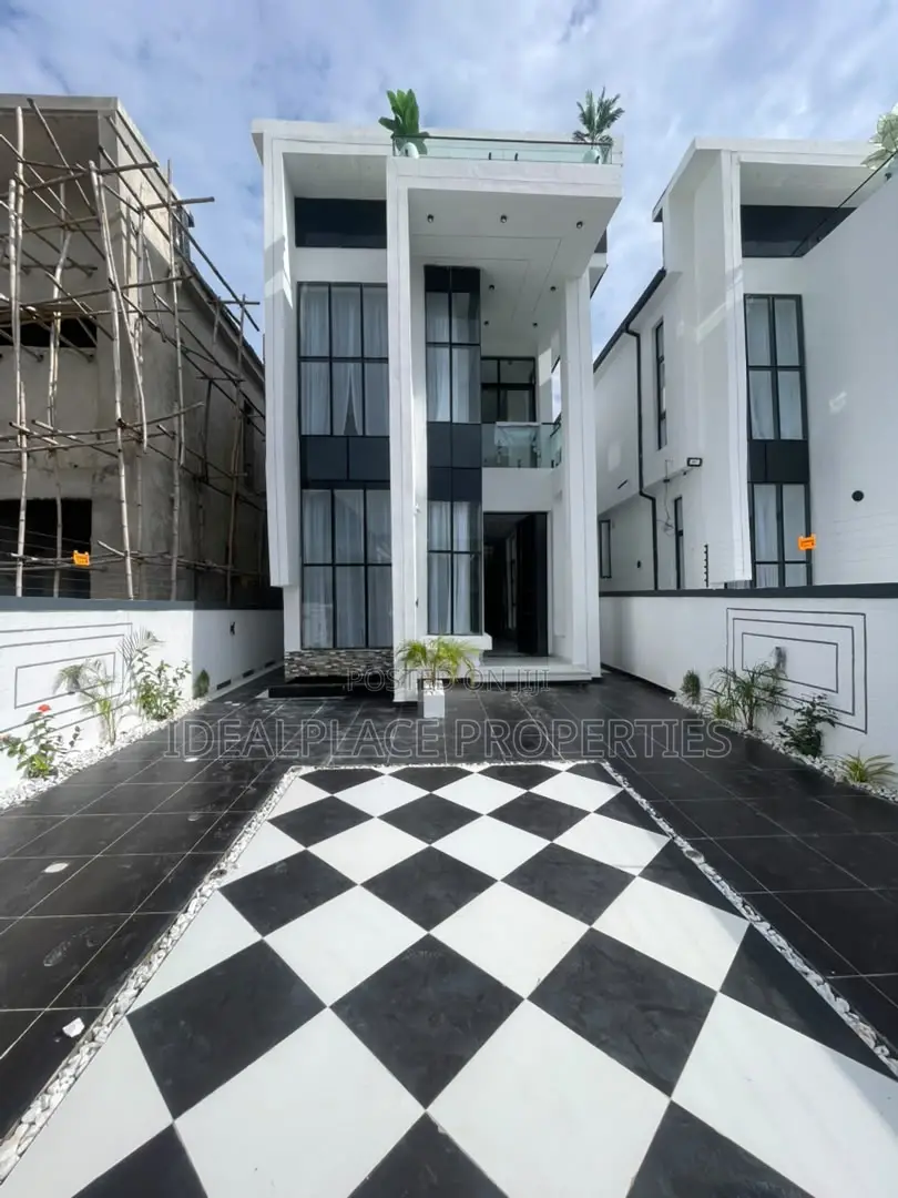 5bdrm Duplex in Ikota for sale in Ikota