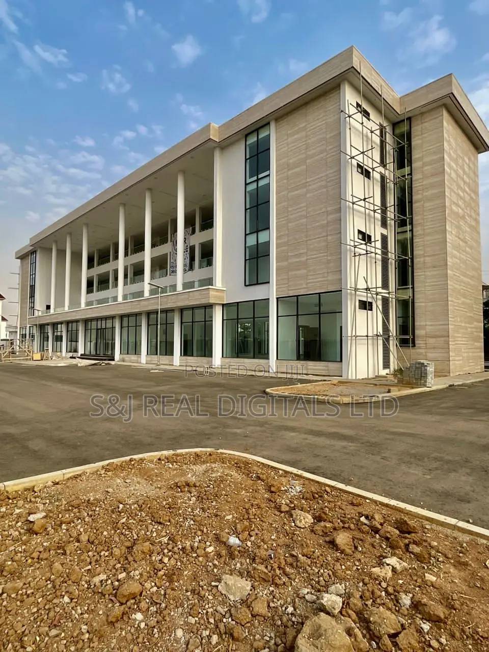 Solidly Built Commercial Plaza in Dawaki
