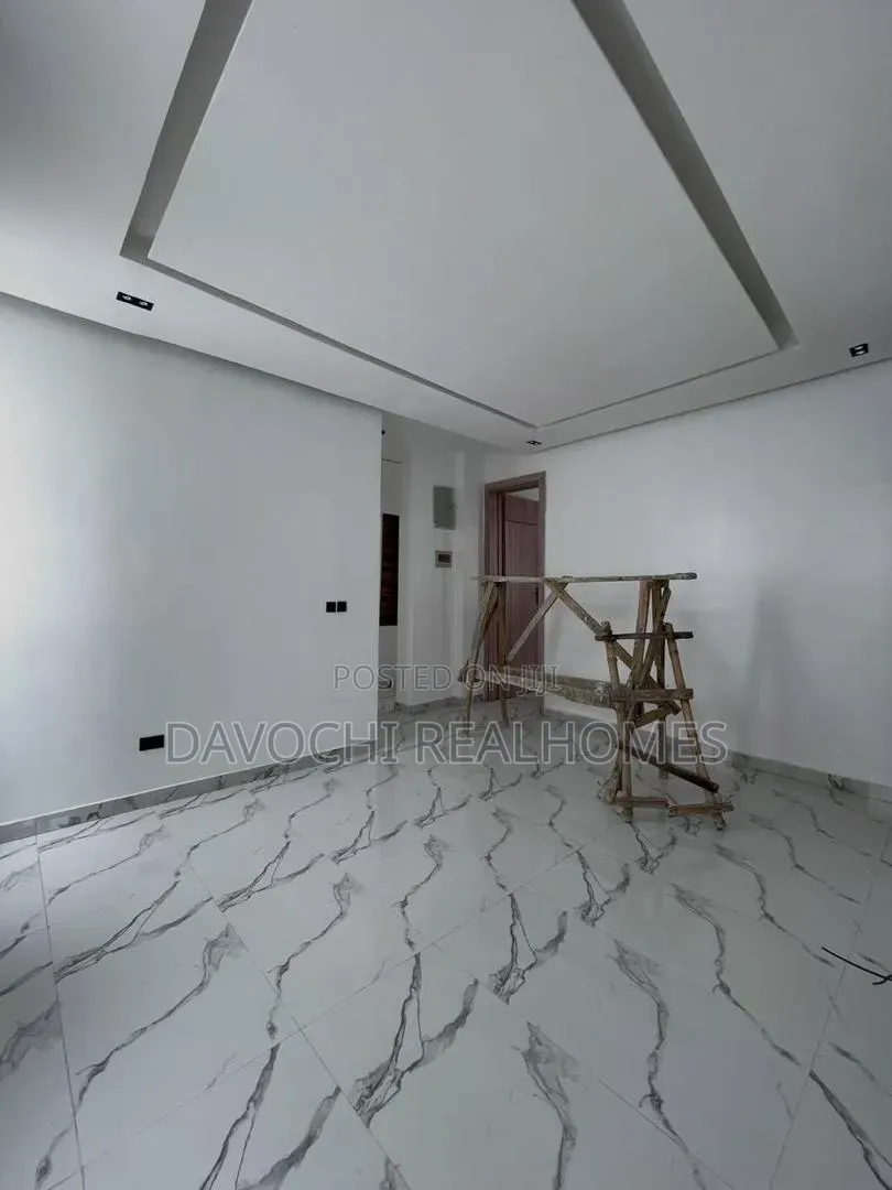 5bdrm Duplex in Chevron for rent in Chevron