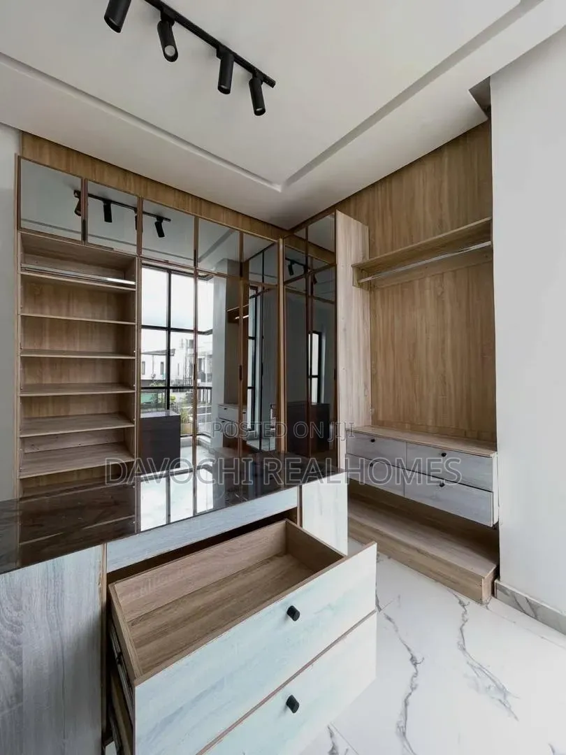 5bdrm Duplex in Chevron for rent in Chevron
