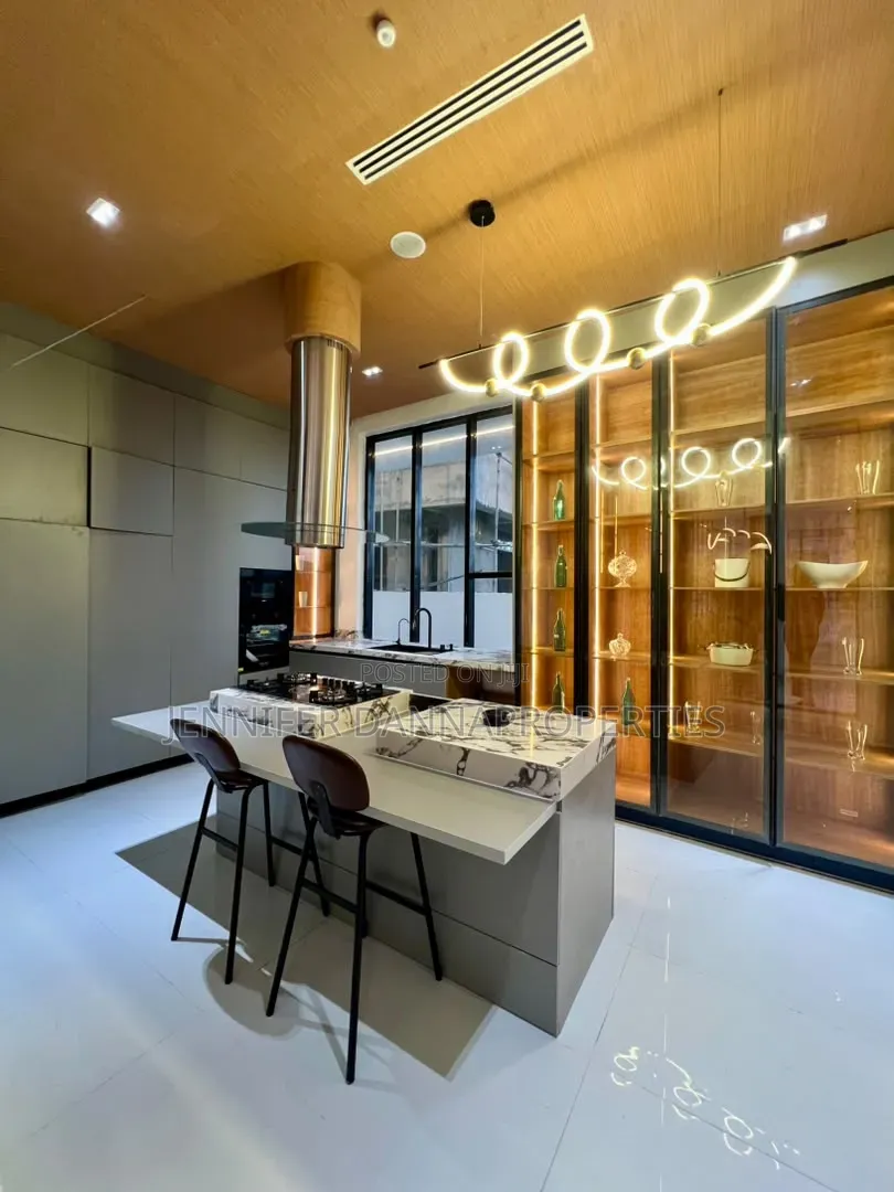 5bdrm Mansion in Osapa london for sale in Osapa london