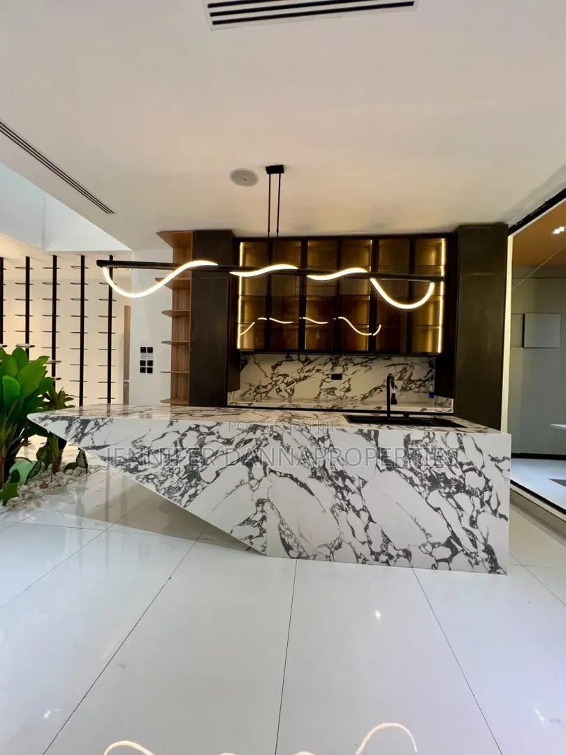 5bdrm Mansion in Osapa london for sale in Osapa london