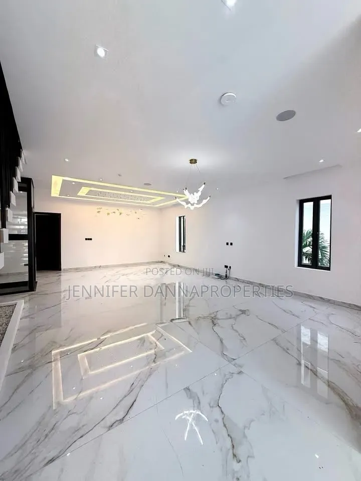 5bdrm Duplex in Ikate for sale in Ikate