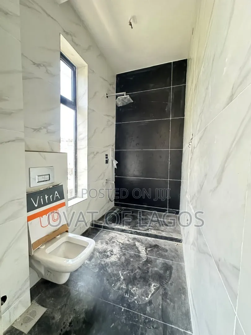 2bdrm Maisonette in Lekki Phase 1 for sale in Lekki Phase 1