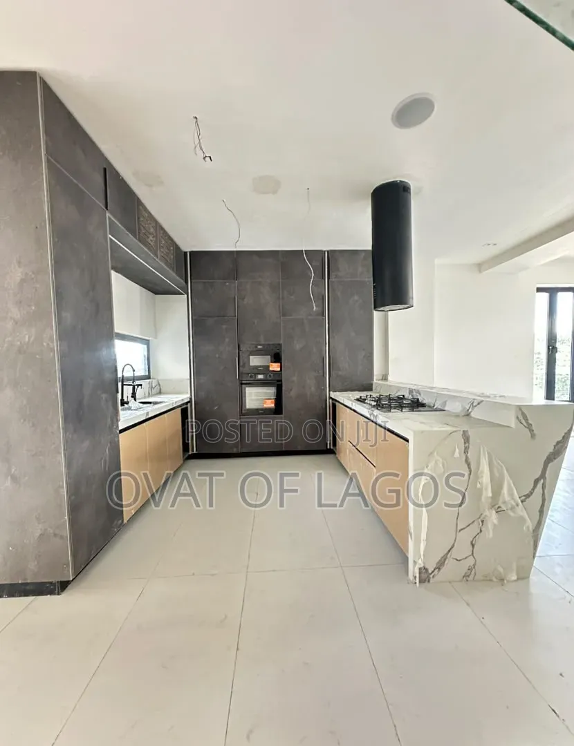 2bdrm Maisonette in Lekki Phase 1 for sale in Lekki Phase 1