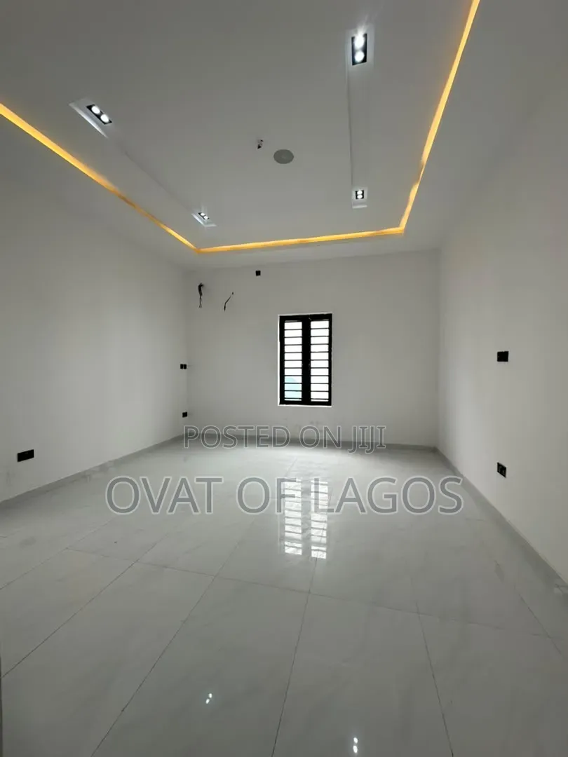 5bdrm Duplex in Megamound, Ikota for sale in Ikota