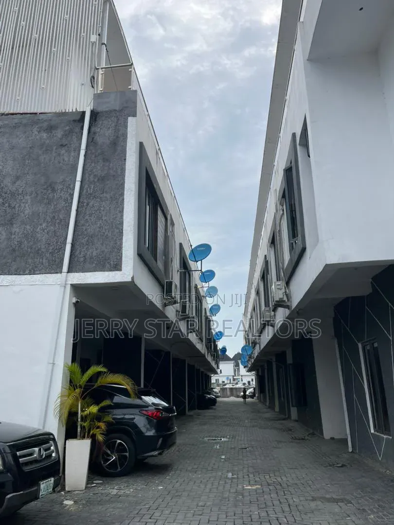 3bdrm Penthouse in Westend Estate, Ikota for sale in Ikota