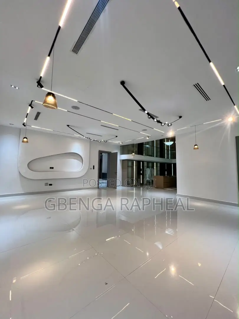 5bdrm Mansion in Osapa, Lekki for sale in Lekki