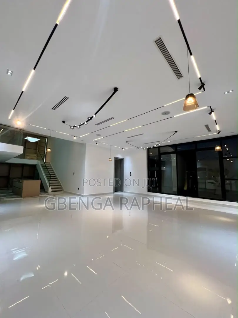 5bdrm Mansion in Osapa, Lekki for sale in Lekki