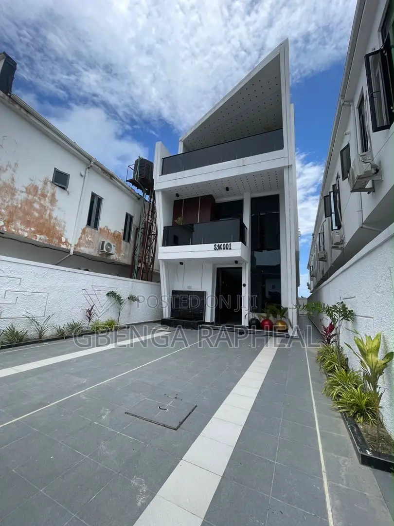 4bdrm Duplex in Ikota for sale in Ikota
