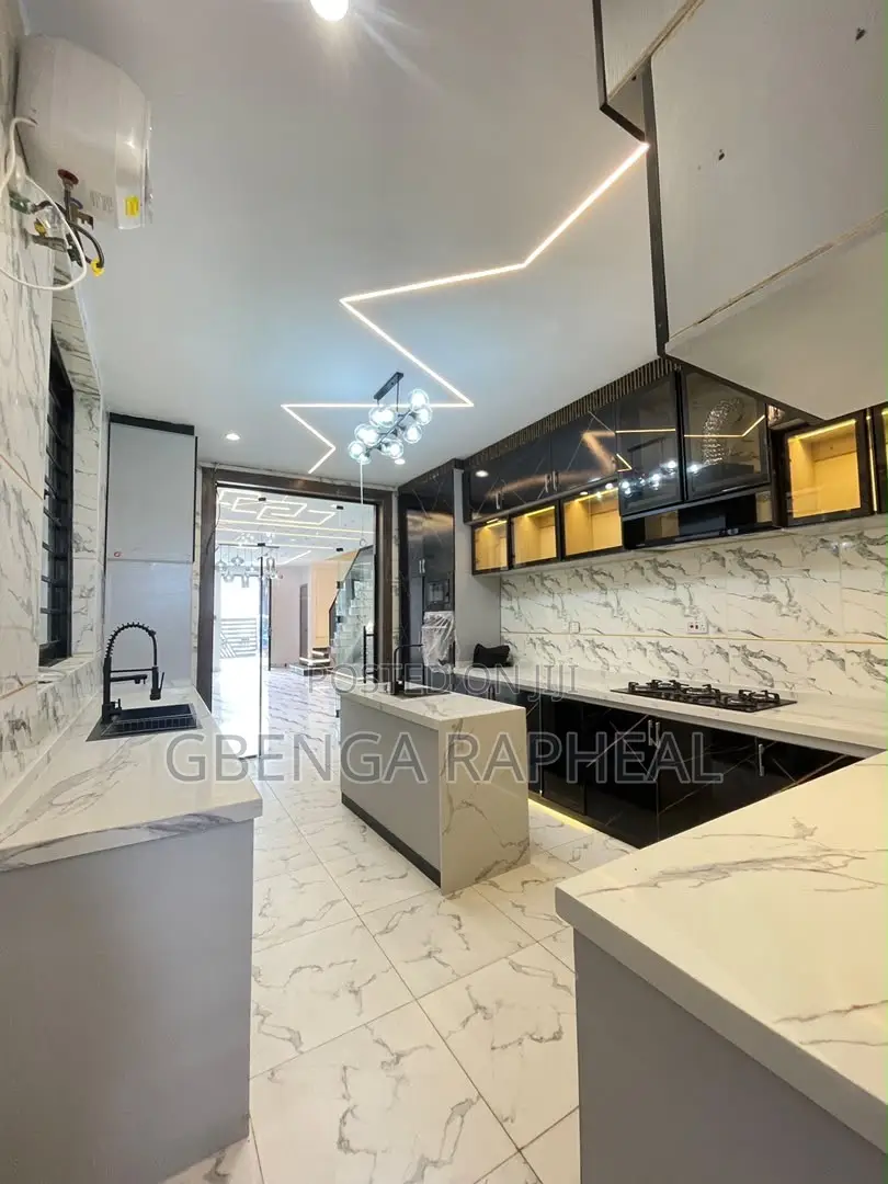 4bdrm Duplex in Ikota for sale in Ikota