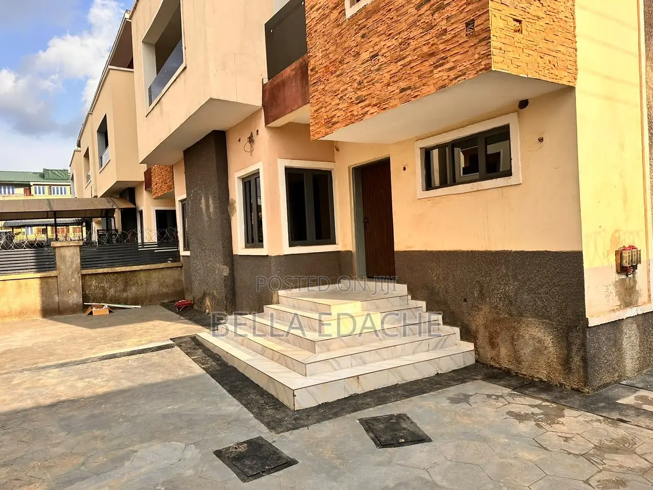 4bdrm Duplex in Apo District for sale in Apo District