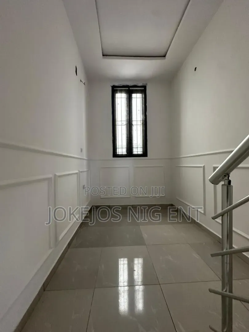 3bdrm Duplex in Orchid Road, Lafiaji for sale in Lafiaji
