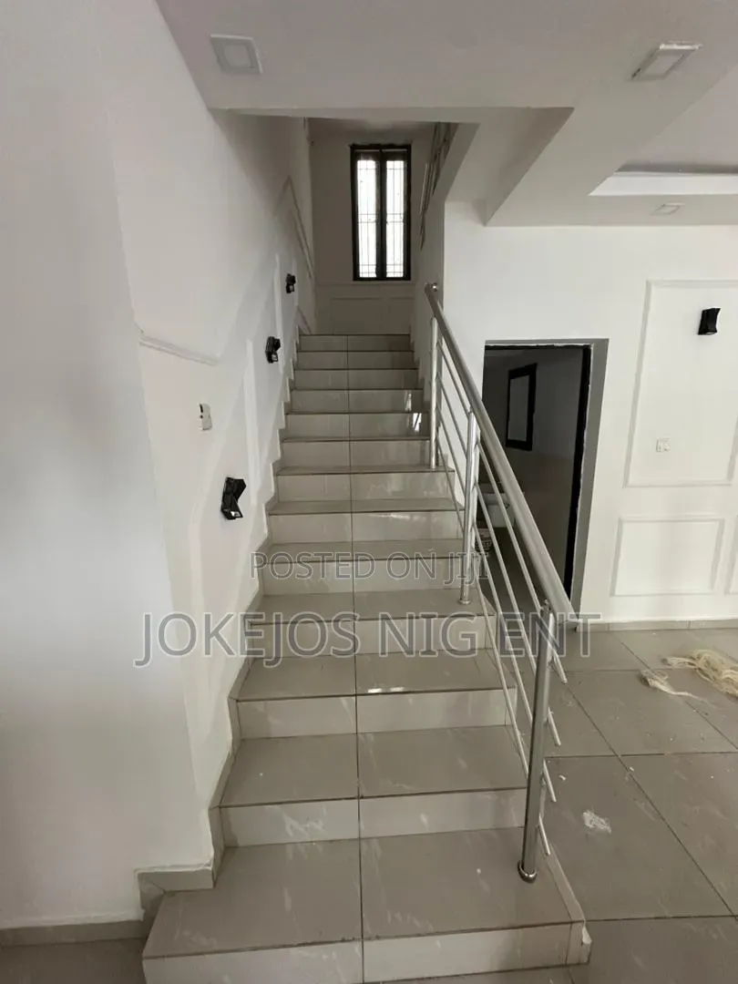 3bdrm Duplex in Orchid Road, Lafiaji for sale in Lafiaji