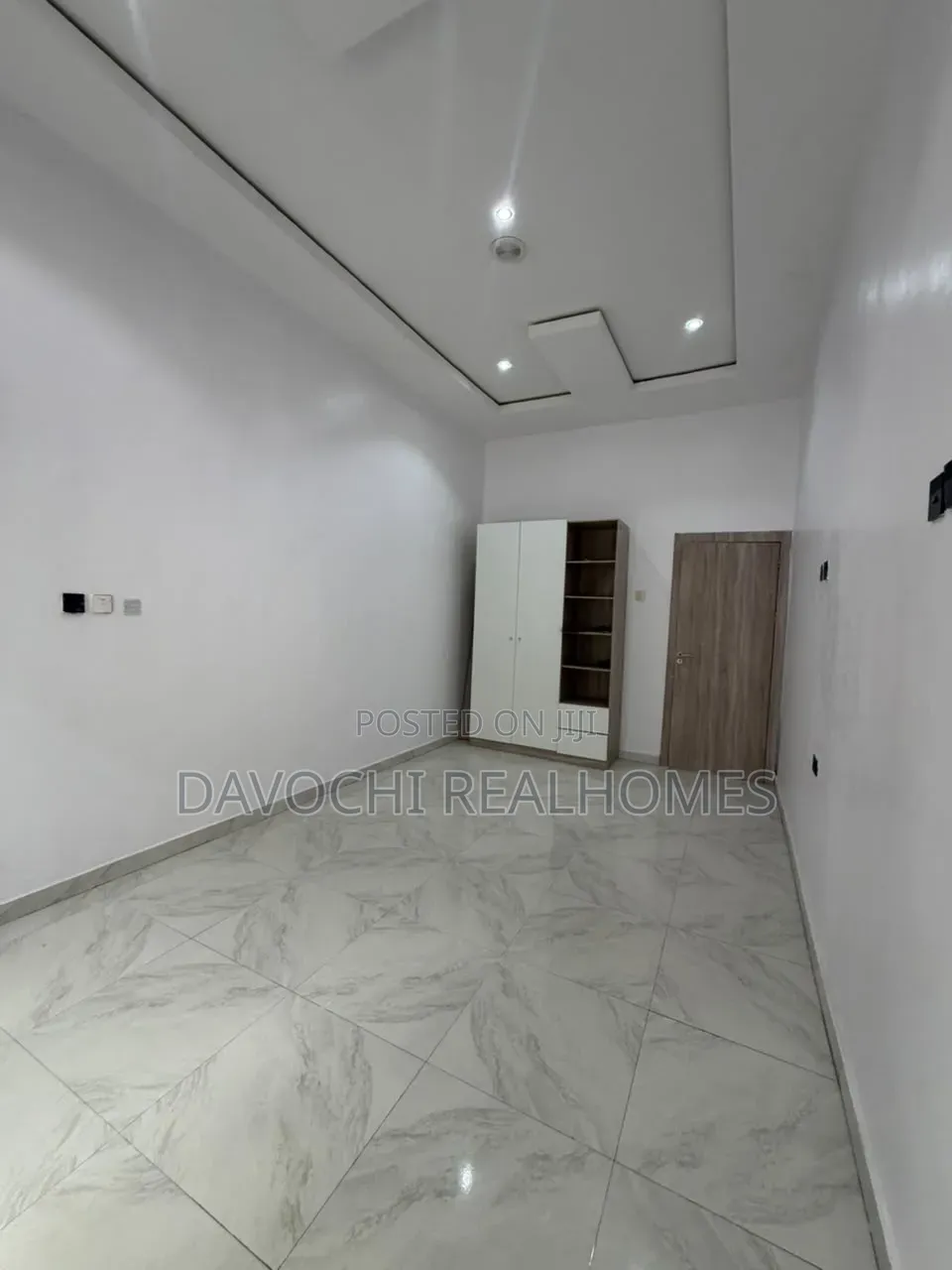 5bdrm Duplex in Chevron for rent in Chevron