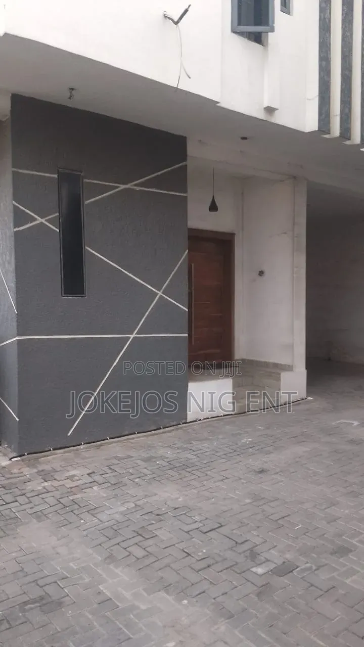 3bdrm Townhouse/Terrace in Victoria Crest, Lafiaji for sale in Lafiaji
