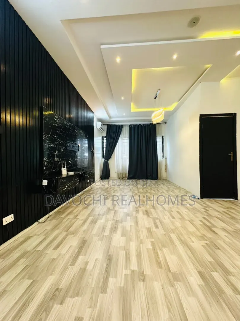 Furnished Mini Flat in Chevron for rent in Chevron