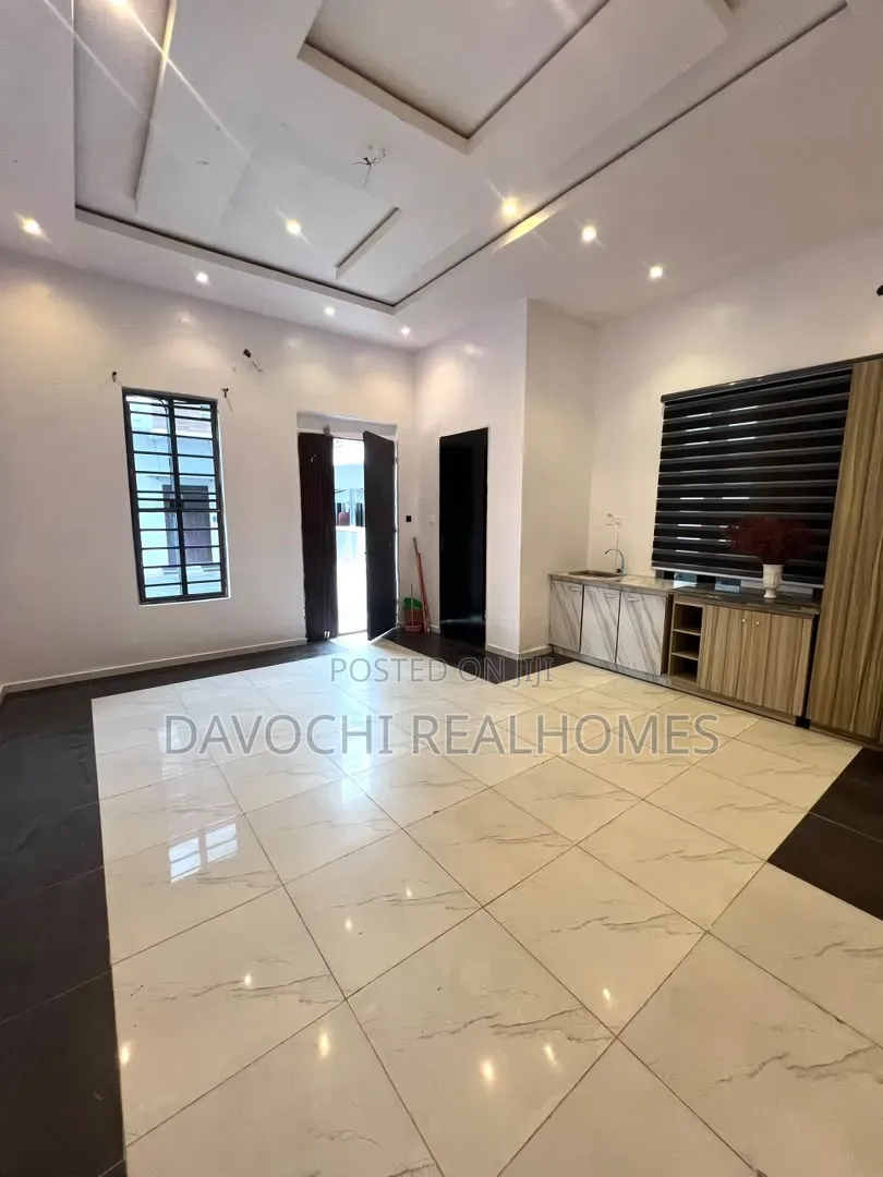 Mini Flat in Chevron for rent in Chevron