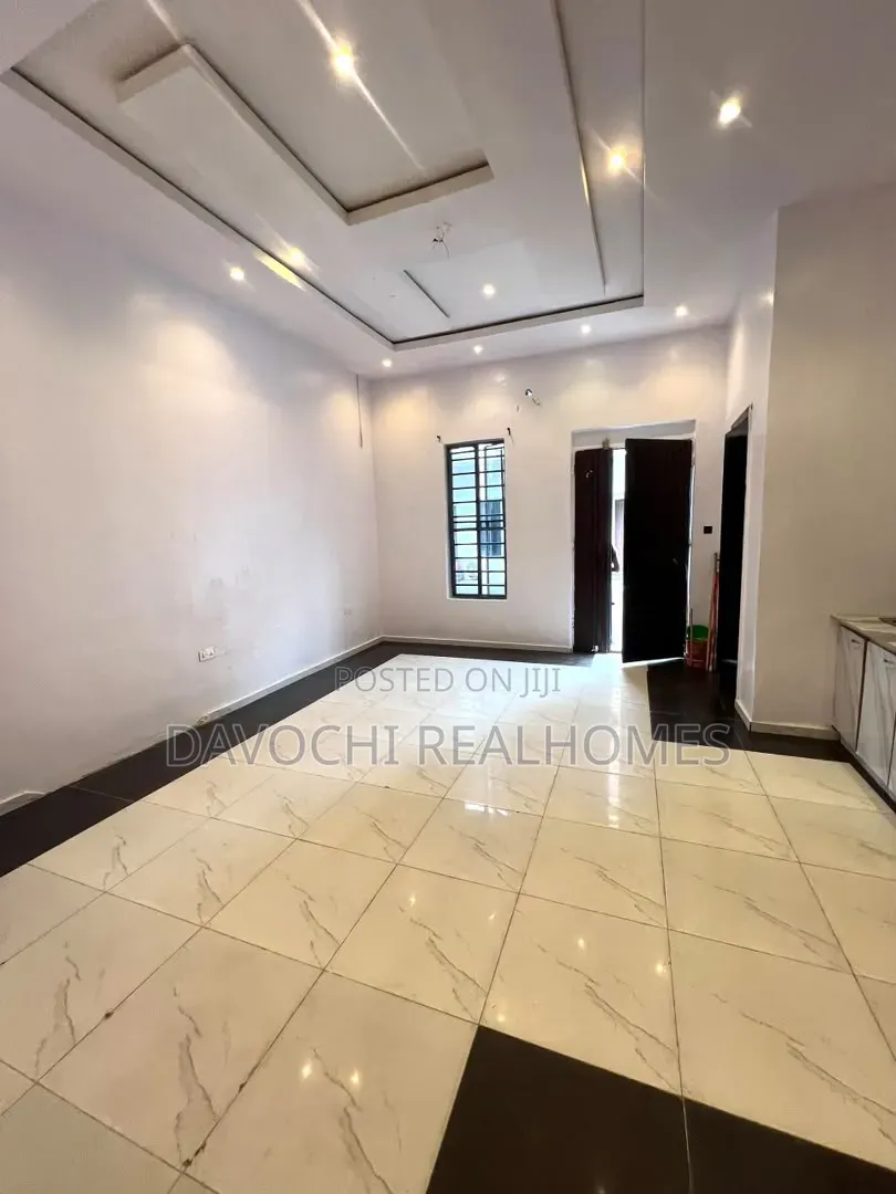 Mini Flat in Chevron for rent in Chevron