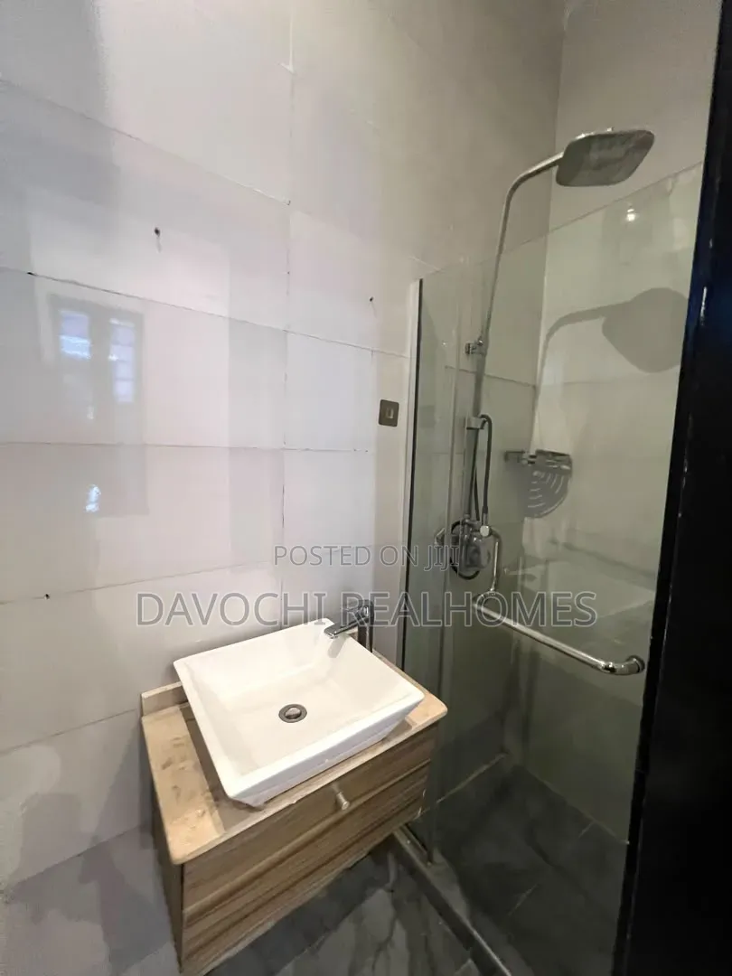 Mini Flat in Chevron for rent in Chevron