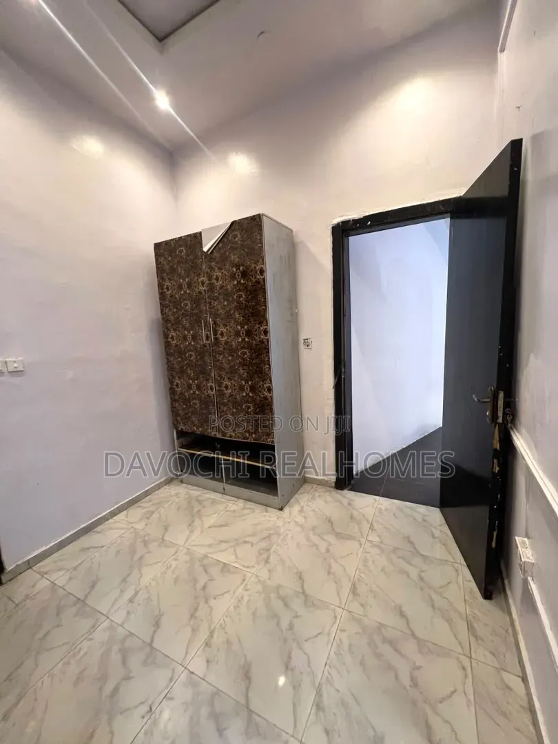 Mini Flat in Chevron for rent in Chevron