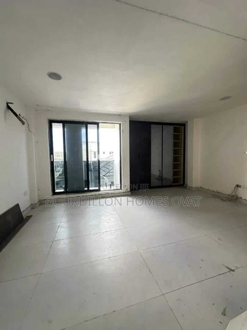 2bdrm Maisonette in Lekki Phase 1 for sale in Lekki Phase 1