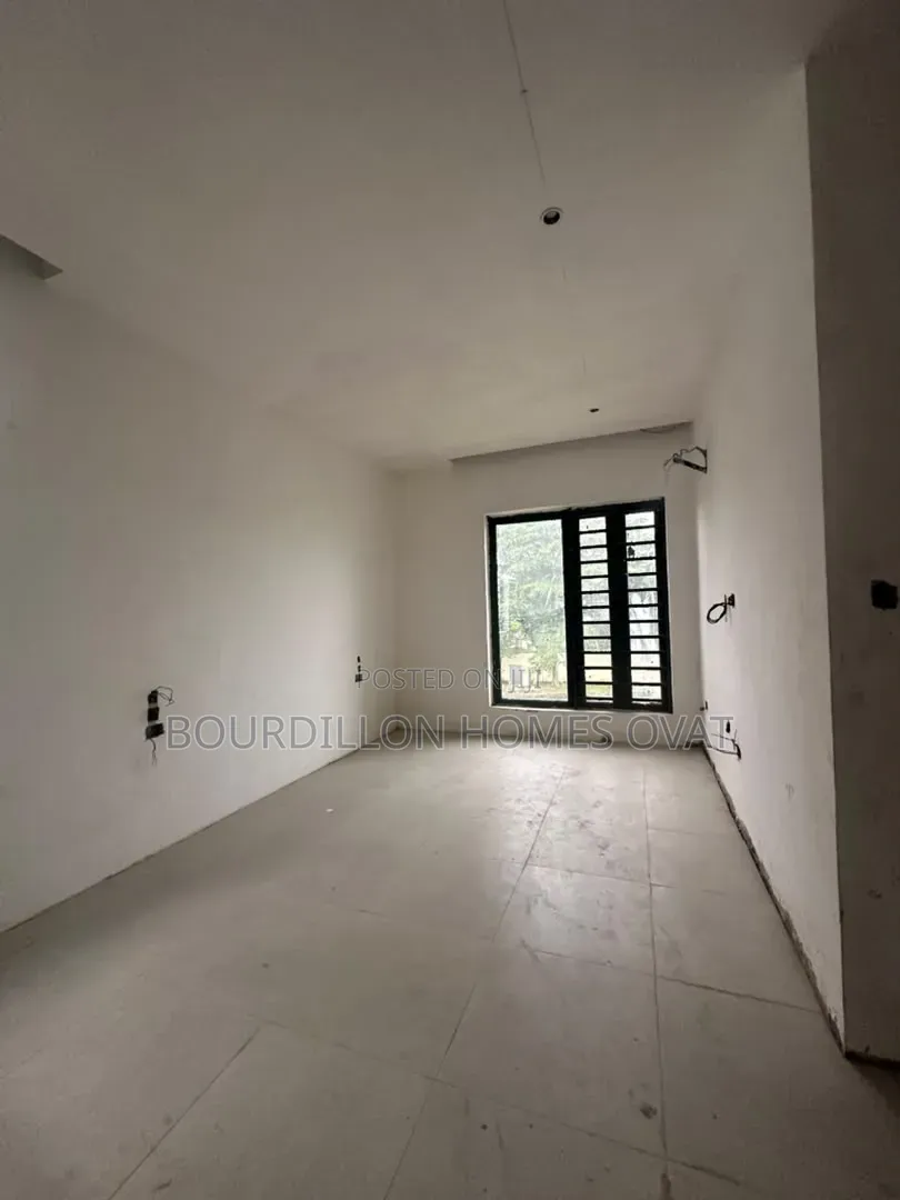 6bdrm Penthouse in Pinnock Beach Estate for sale in Osapa london