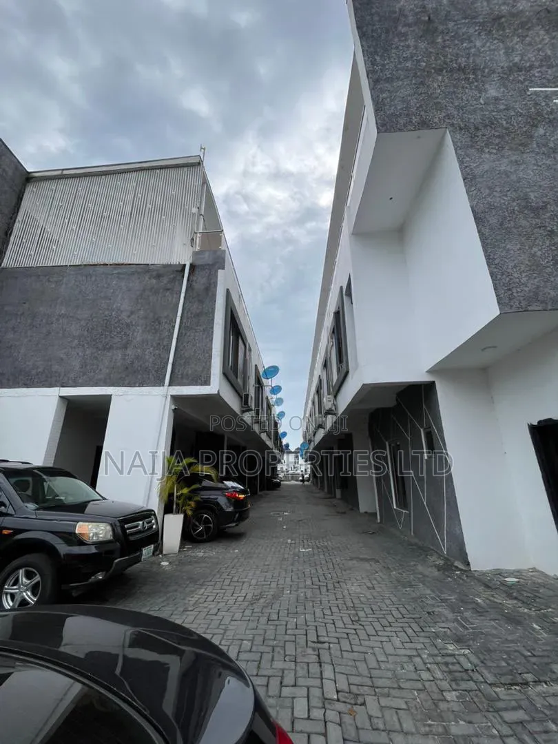 3bdrm Penthouse in Lekki County, Ikota for sale in Ikota