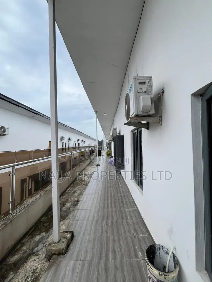 3bdrm Penthouse in Lekki County, Ikota for sale in Ikota