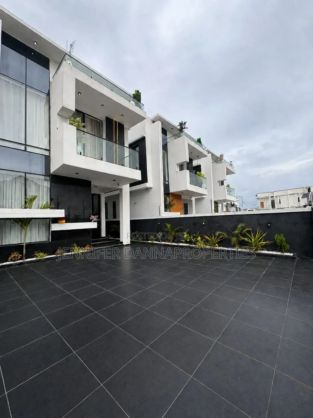 5bdrm Duplex in White Oak Estate, Ologolo for sale in Ologolo