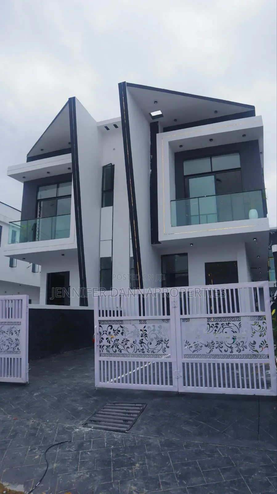 4bdrm Duplex in Ikota for sale in Ikota