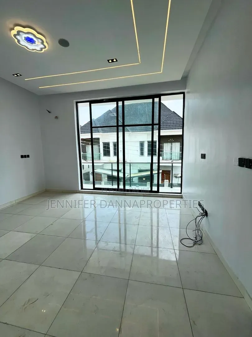4bdrm Duplex in Ikota for sale in Ikota